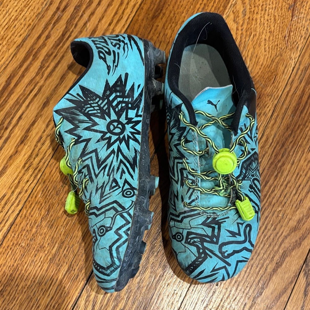 Kids Graphic Blue and Black Cleats